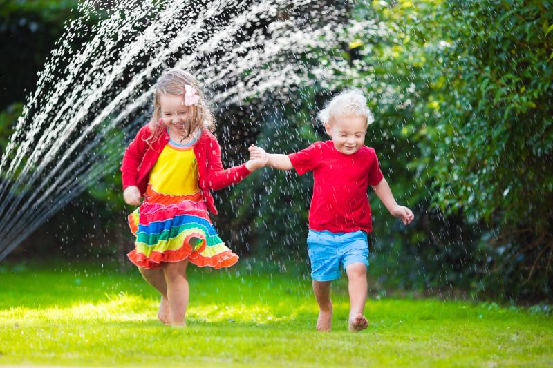 Как правильно поливать газон?